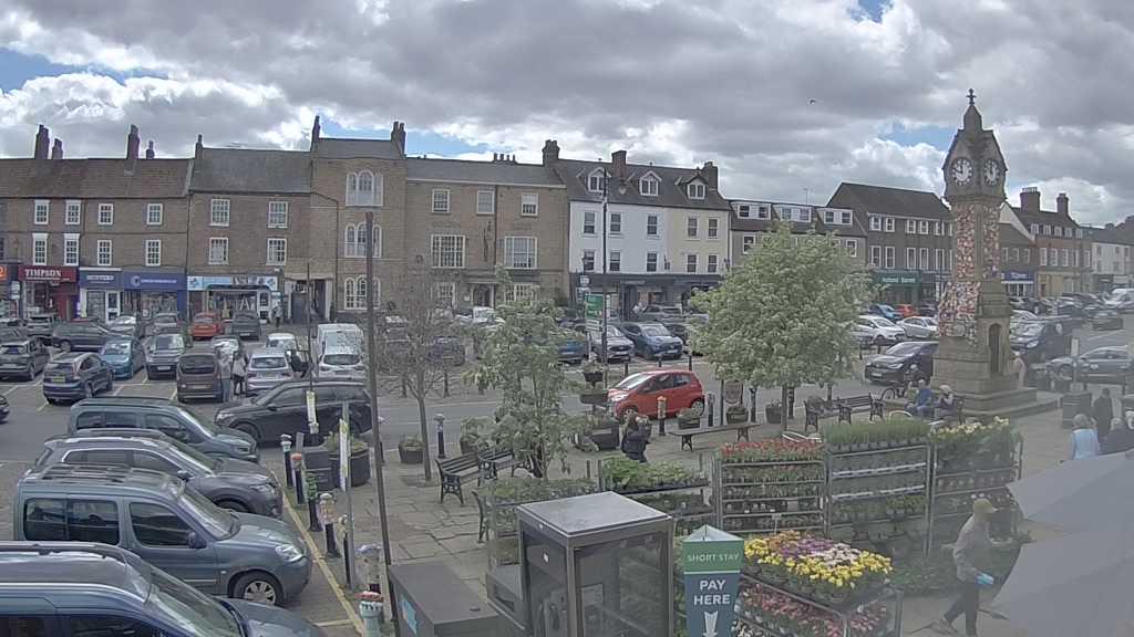 Thirsk webcam overlooking the Market Place