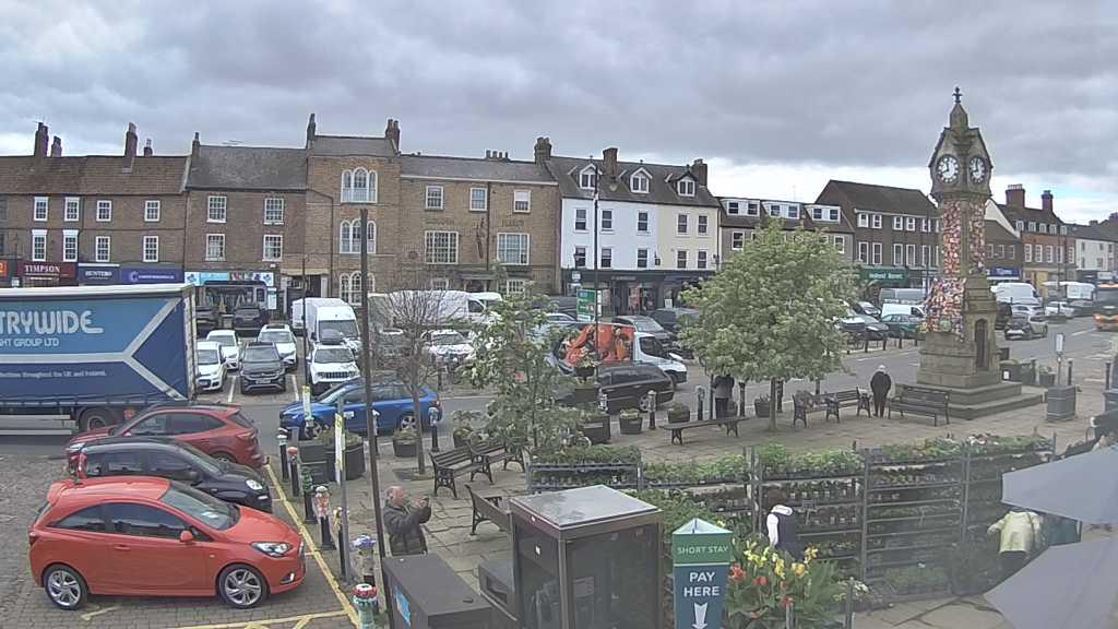 Thirsk webcam overlooking the Market Place