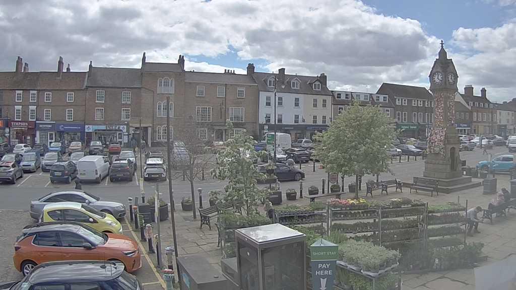Thirsk webcam overlooking the Market Place