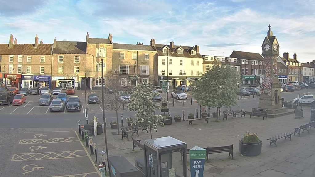 Thirsk webcam overlooking the Market Place