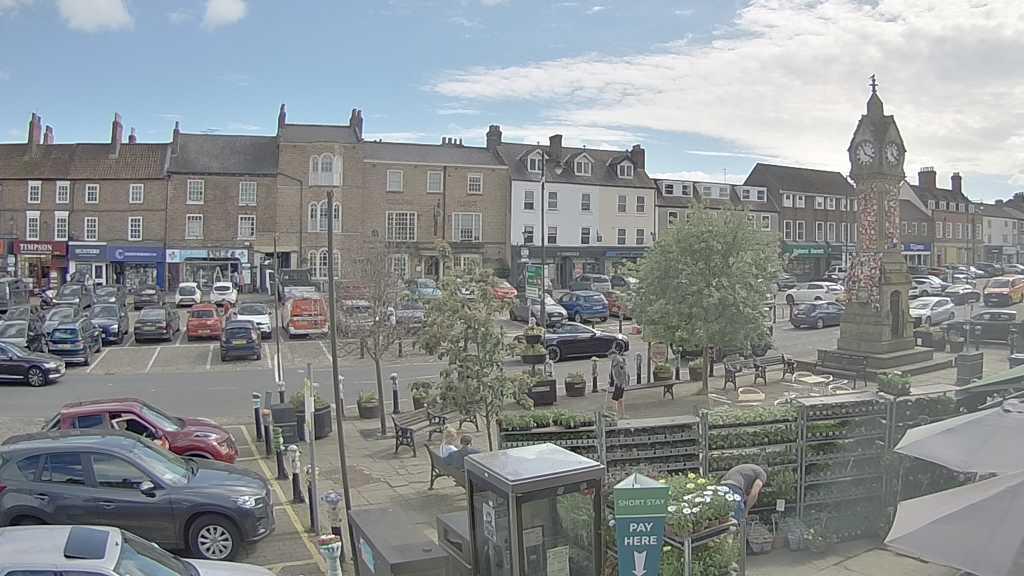 Thirsk webcam overlooking the Market Place