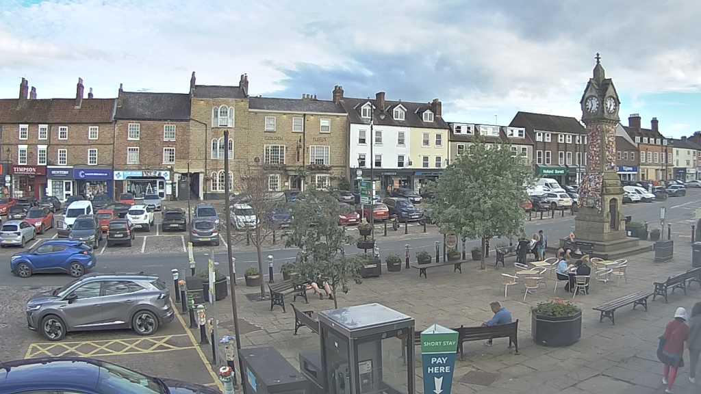 Thirsk webcam overlooking the Market Place
