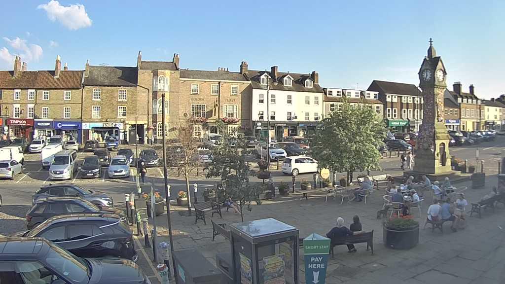 Thirsk webcam overlooking the Market Place